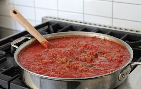 1. Этап. Вкусная лазанья: Добавьте в сковороду томаты. Огонь уменьшите и тушите все в течение 30 минут. В конце в соус можно добавить свежий базилик.