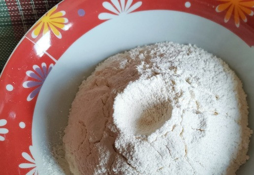 1. Этап. Кексы грушевые: Взвесить и просеять пшеничную муку с разрыхлителем и ванильным сахаром. *По рецепту нужно было всего 200г муки, мне не хватило (это видно на фото с грушей), 300г меня вполне устроило.