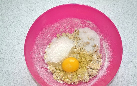 1. Этап. Овсяное печенье с льном: Вбейте яйцо, добавьте сахар, соль и соду.