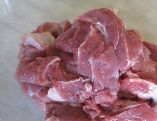 1. Этап. Жаркое из картошки: Говядину порежьте на крупные кусочки.