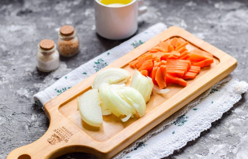 1. Этап. Стручковая фасоль с луком: Очистите лук и морковь. Нарежьте лук полукольцами, морковь нарежьте брусочками.