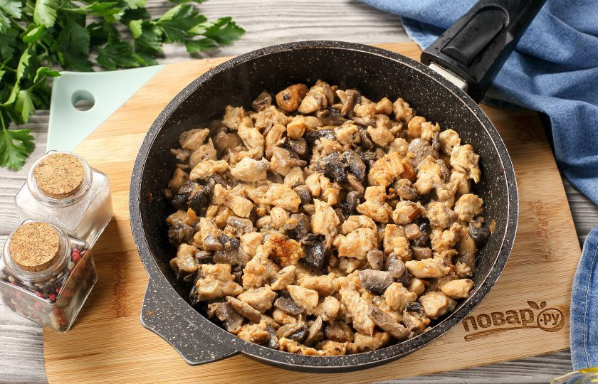 1. Этап. Блинный пирог с курицей и грибами Улитка: Добавьте 1 ст.л. сметаны, перемешайте и снимите с плиты.