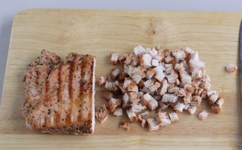 1. Этап. Салат с индейкой: Остывший стейк нарежьте небольшими кубиками.