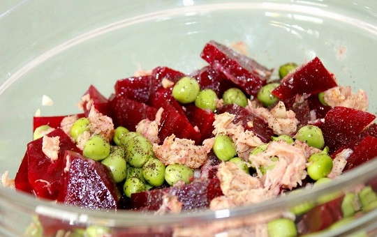 1. Этап. Салат с тунцом и свеклой: 6. Добавьте немного оливкового масла, соли и перца. Аккуратно перемешайте, салат можно подавать к столу. Приятного аппетита!