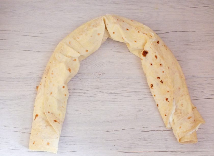 1. Этап. Лаваш с творогом в мультиварке: Разверните на рабочей поверхности лаваш. Смажьте его творожной начинкой. Сверните рулет и оставьте на столе на 3-5 минут для пропитки. Если лаваш очень тонкий, пропитка может не понадобиться. После сверните 