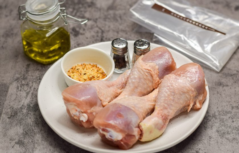 1. Этап. Куриные ножки в микроволновке в пакете: Подготовьте все необходимые ингредиенты. Так как ножки готовятся довольно быстро, для порции можно взять столько штук, сколько вам нужно.