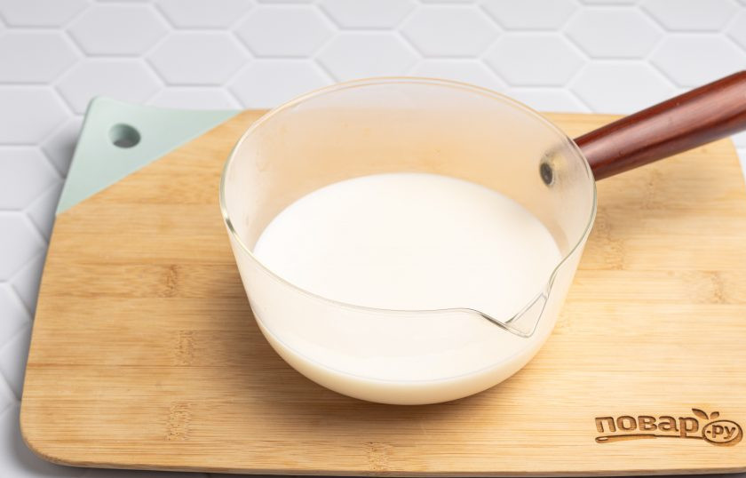 1. Этап. Чинтаки: В сотейнике подогрейте молоко.