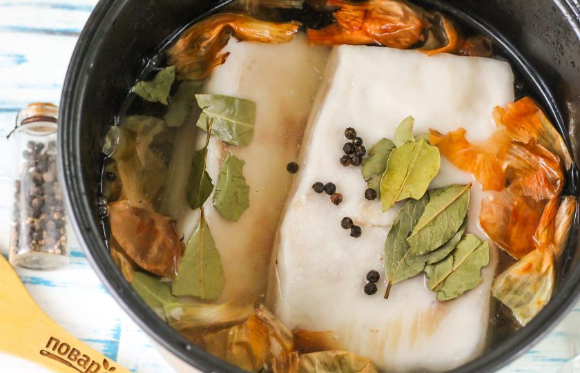 1. Этап. Сало в луковой шелухе в мультиварке: Влейте теплую воду и закройте технику крышкой. Активируйте режим 