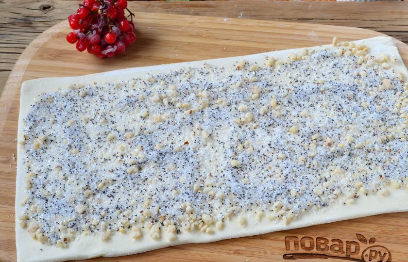 1. Этап. Ушки-завитушки: Выложите половину подготовленной начинки.