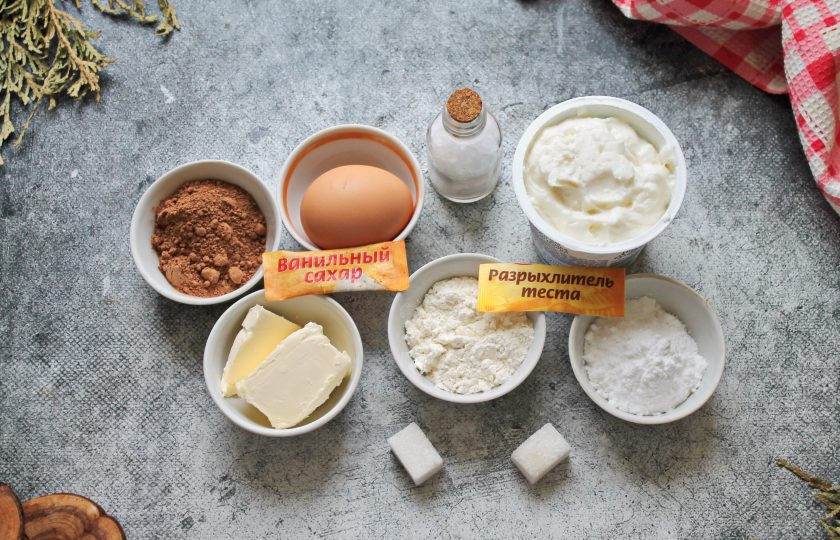 1. Этап. Печенье с кремом-чиз: Подготовьте все необходимые ингредиенты для приготовления печенья с кремом-чиз. Сливочное масло достаньте из холодильника заранее, чтобы оно стало мягким.