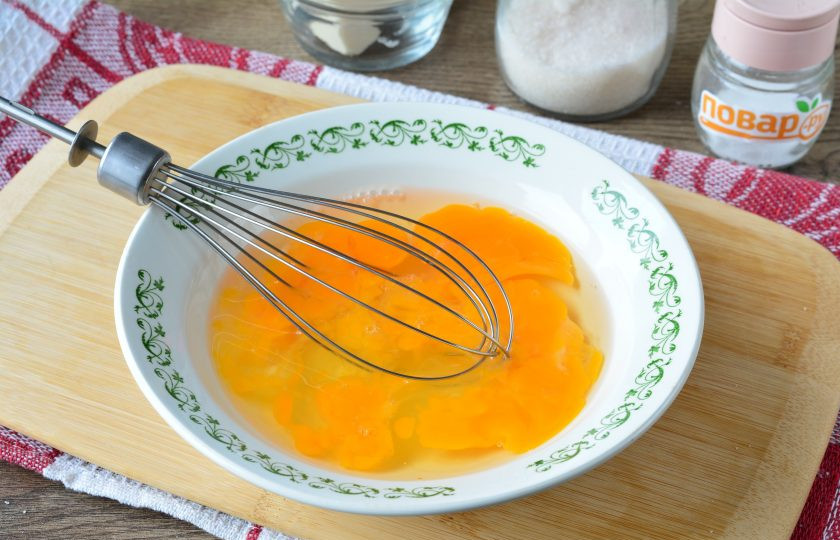 1. Этап. Омлет с бананом и сыром: Взболтайте венчиком.