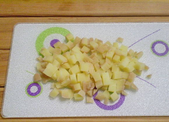 1. Этап. Салат к красному вину: 4. Картофель нарезать кубиками.