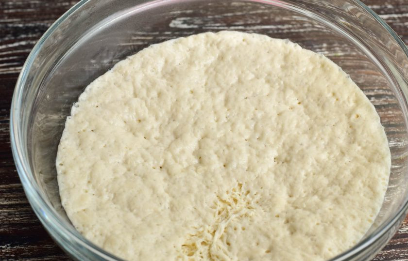 1. Этап. Дрожжевой пирог с красной рыбой: Оставьте его на час в теплом месте.