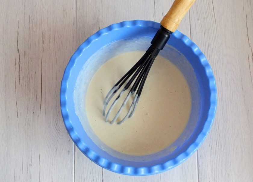 1. Этап. Блины на айране: Тщательно размешайте венчиком, чтобы не было комочков.