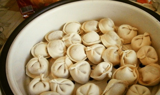 1. Этап. Пельмени на пару: 2. Помещаем на чашу мультиварки насадку для варки на пару. Туда выкладываем пельмени, смазываем их растительным маслом и немного солим. Варим на пару 15 минут.