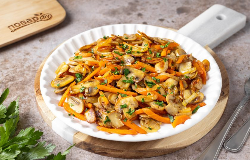 1. Этап. Жареные грибы с луком и морковью на сковороде: Жареные грибы с луком и морковью на сковороде готовы, приятного вам аппетита!