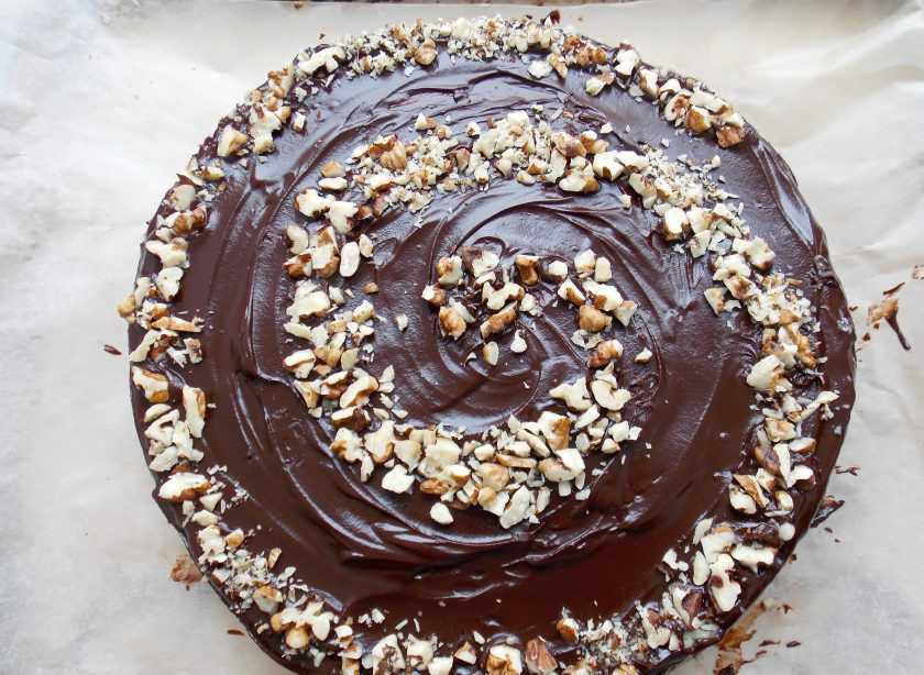 1. Этап. Торт Шоколадное птичье молоко: Украсьте торт по своему усмотрению, я посыпала орехами по спирали. Уберите десерт в холодильник на 2 часа. Наш торт 