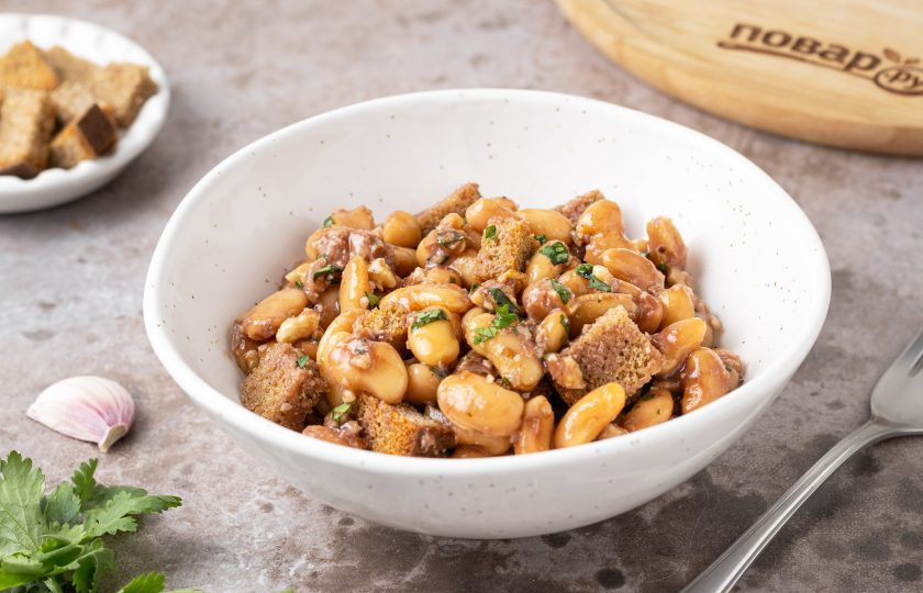 1. Этап. Салат с фасолью в томатном соусе: Добавьте сухарики и сразу подавайте салат, чтобы они не размокли. Приятного вам аппетита!