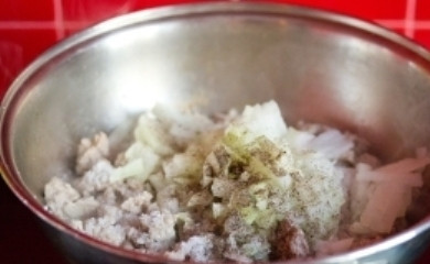 1. Этап. Картофельные зразы с фаршем: Когда мясо посветлеет, добавьте в сковороду мелко нашинкованный лук, соль и перец.