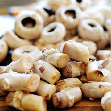 1. Этап. Запеченные грибы, фаршированные сыром и шпинатом: 1. Разогреть духовку до 190 градусов. Вымыть и обсушить грибы. Обрезать стебли и мелко их нарезать. Шляпки грибов отложить в сторону. Нарезать луковицу кубиками.