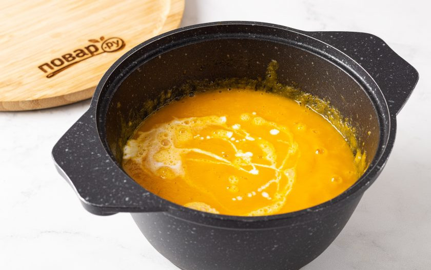 1. Этап. Оранжевый суп: Влейте сливки и снова доведите суп до кипения.