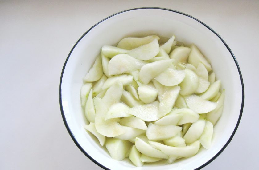 1. Этап. Варенье из груш с алычой: Горячим сиропом залейте дольки груш.