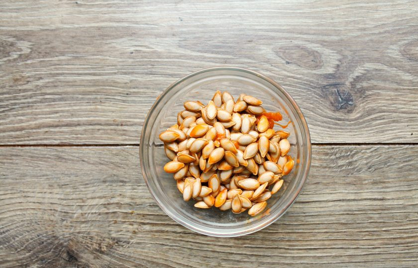 1. Этап. Соленые тыквенные семечки: Семечки извлеките из тыквы и удалите пленки и мякоть. Тщательно промойте семечки холодной проточной водой.