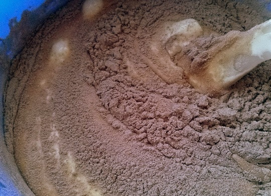 1. Этап. Кексы из бисквитного теста с начинкой: С помощью миксера взбейте яйца с сахаром и ванилином в густую пену. Взбивайте 7-10 минут. Затем, продолжая взбивать, добавьте масло тонкой струйкой. С помощью силиконовой лопатки добавьте муку и какао методом складывания снизу вверх.