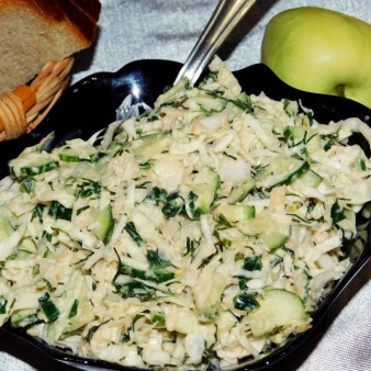 Салат с капустой, огурцами и яблоками