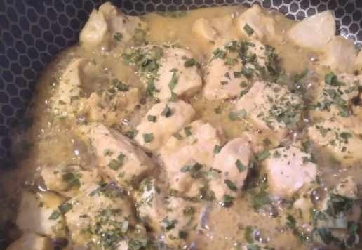 1. Этап. Лёгкая грудка: Обжарить мясо на среднем огне, всё время помешивать, пока жидкость не выпарится. Добавить лук, дать мясу подрумяниться. Всё готово.