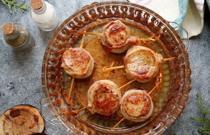 1. Этап. Свиные медальоны в беконе: Переложите медальоны в форму для запекания и полейте их маслом после обжаривания. Готовьте в горячей духовке при температуре 180 градусов в течение 20-25 минут.