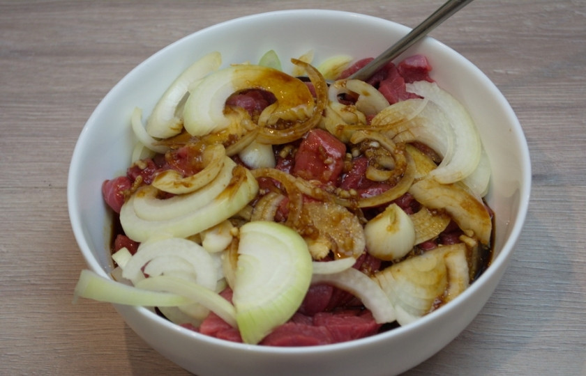 1. Этап. Мясо под соусом терияки: Полученные лук и соус вылейте в миску с мясом. Хорошо перемешайте.