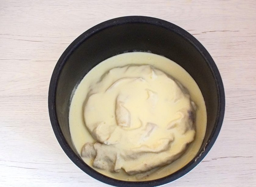 1. Этап. Лаваш с творогом в мультиварке: Залейте соусом лаваш с творожной начинкой. Установите чашу в мультиварку. Включите режим 