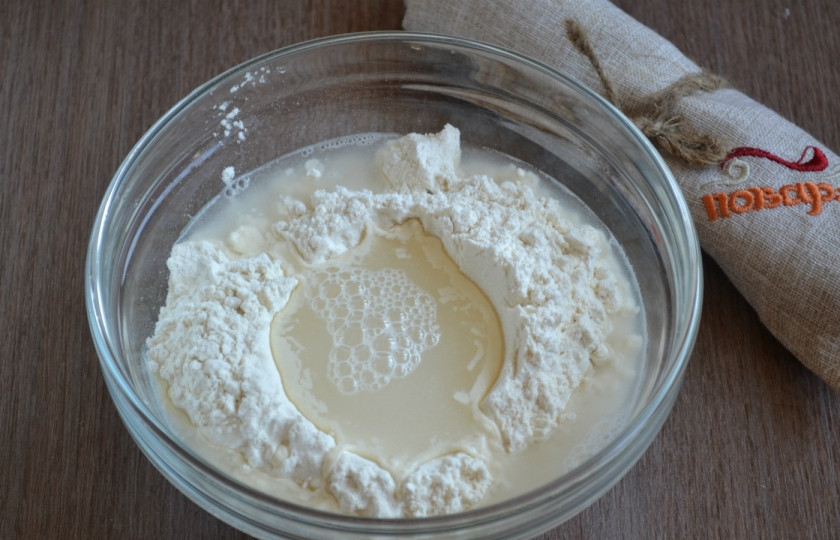 1. Этап. Армянский лаваш: Соль пересыпьте с мукой в миску, сделайте в центре небольшую воронку, залейте в нее теплую кипяченую воду. Армяне считают, что воду в лаваш нужно добавлять только очищенную и кипяченную, только тогда лаваш будет не только вкусным, но и полезным.