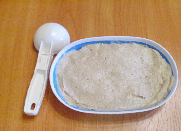 1. Этап. Сыроедческое банановое мороженое: Мороженое готово. Возьмите ложку, сформуйте шарики. Полейте ягодным или фруктовым пюре.