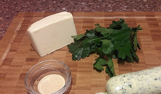 1. Этап. Котлеты по-киевски к Рождеству: Приготовить начинку для котлеток. Петрушку помыть, обсушить, порезать очень мело. Соединить с сливочным маслом + чесночный порошок. Смесь завернуть в пищевую пленку (конфеткой) и заморозить на 30 минут