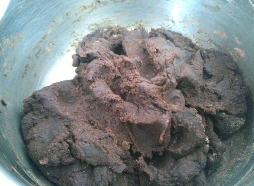 1. Этап. Трюфельные пряники: При необходимости убавьте огонь, чтобы тесто не пригорело к ковшу. Тщательно перемешайте полученную массу. На заваривание требуется не более минуты, после этого снимите ковш с огня и дайте тесту немного остыть.