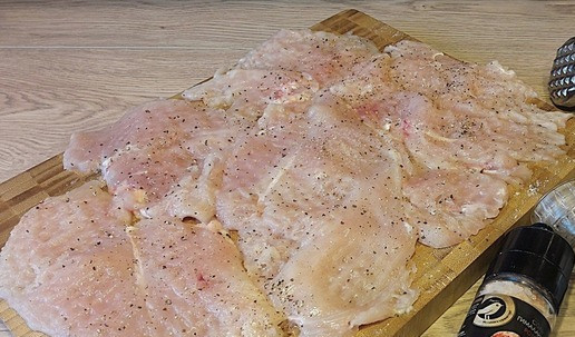 1. Этап. Кесадилья с курицей, овощами, зеленью, сыром: Куриное филе грудки разрезать на пластины вдоль. Слегка отбить кухонным молотком. Посолить, поперчить с двух сторон. Накрыть пищевой пленкой и мариновать 15 минут.