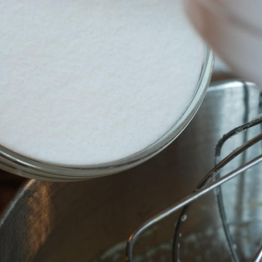 1. Этап. Торт Три молока: Медленно взбивая, постепенно вводим в смесь сахар. Немного сахара оставьте для крема.