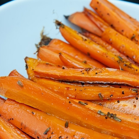 1. Этап. Запеченная морковь: 4. Выпекайте морковь в разогретой духовке при температуре 190 градусов в течение 20-25 минут. Запеченная морковь должна быть мягкой, но не разваливаться. Приятного аппетита!