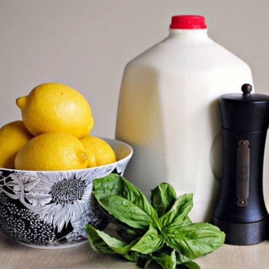 1. Этап. Рикотта с лимоном и базиликом: Набор ингредиентов невелик - молоко, базилик, лимон да соль с перцем.