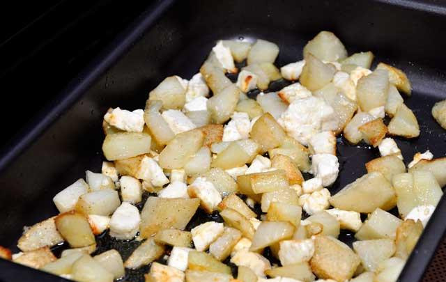 1. Этап. Сабджи с адыгейским сыром: В это время в форму для выпекания, смазанную маслом, укладываем нарезанные кубиками картофель и сыр. Запекать ингредиенты до золотистой корочки при 180 градусах.