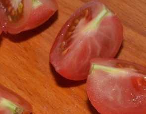 1. Этап. Салат с креветками и сыром: Помидорки черри моем и нарезаем на части.