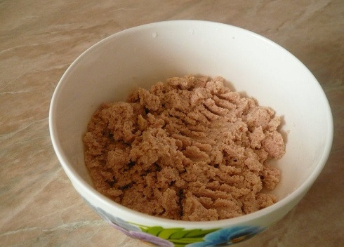 1. Этап. Салат с икрой трески: Отварим яйца вкрутую. Выкладываем в миску икру трески и аккуратно разминаем.