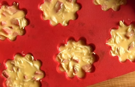 1. Этап. Кексы с капустой и колбасой: 6. Распределите тесто в формочки. Выпекайте кексы при температуре 200 градусов до готовности (проверяем спичкой или зубочисткой).