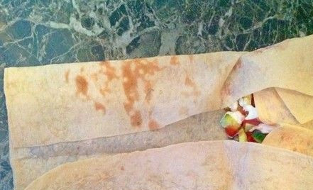 1. Этап. Шаурма с крабовыми палочками: Теперь осталось лишь завернуть лаваш. Шаурма готова, можно подавать к столу.