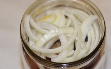 1. Этап. Маринованная сельдь с луком: И выкладываем в баночку слоями: лук и ломтики рыбы. Лавровый лист поломаем на кусочки и добавим между слоями.