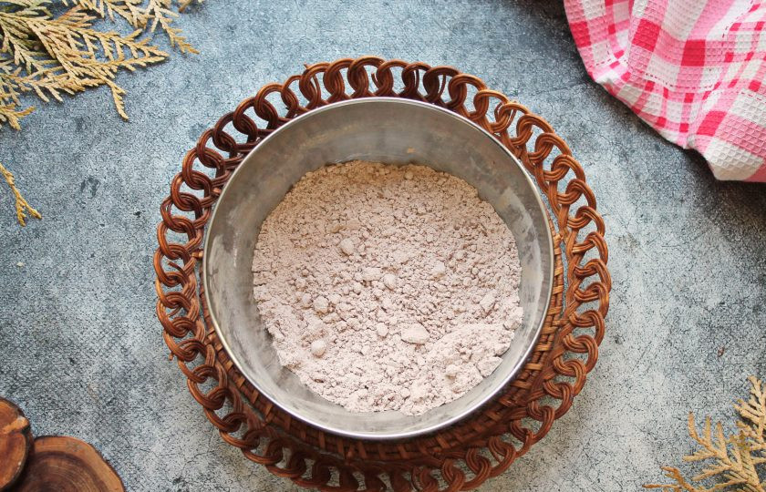 1. Этап. Рулет Красный бархат: В миске смешайте муку, какао и разрыхлитель.