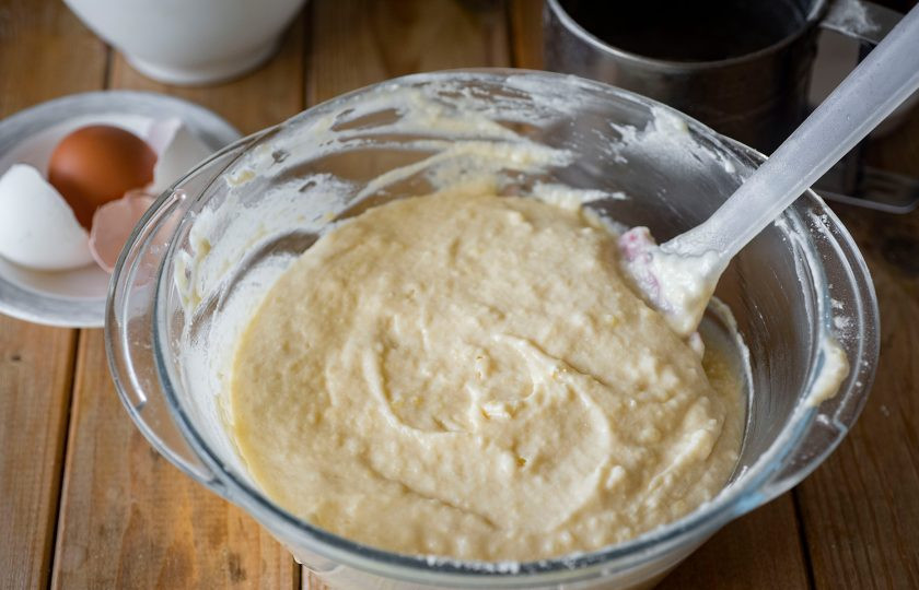 1. Этап. Кокосовый кекс на кефире: Вмешайте кокосовую муку в основное тесто с помощью лопатки. Готовое тесто получается очень вязкое, как густое оладьевое по консистенции.