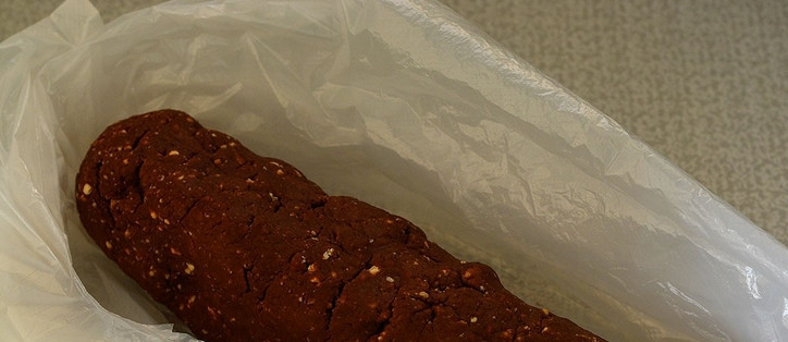 1. Этап. Сладкая колбаса в домашних условиях: 5. Формируем колбаску, заворачиваем в фольгу или пакет и настаиваем в холодильнике, пока не замерзнет и не станет более твердой.